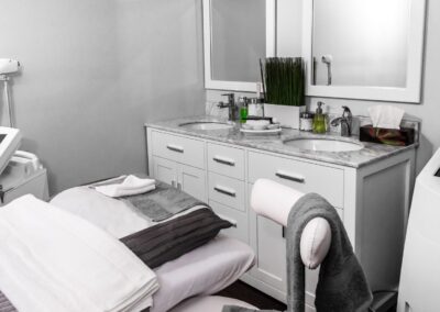 Explore a well-equipped aesthetic clinic room featuring modern spa amenities and equipment.